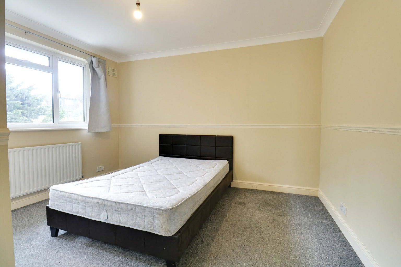 House Oakleigh Gardens in Greater London