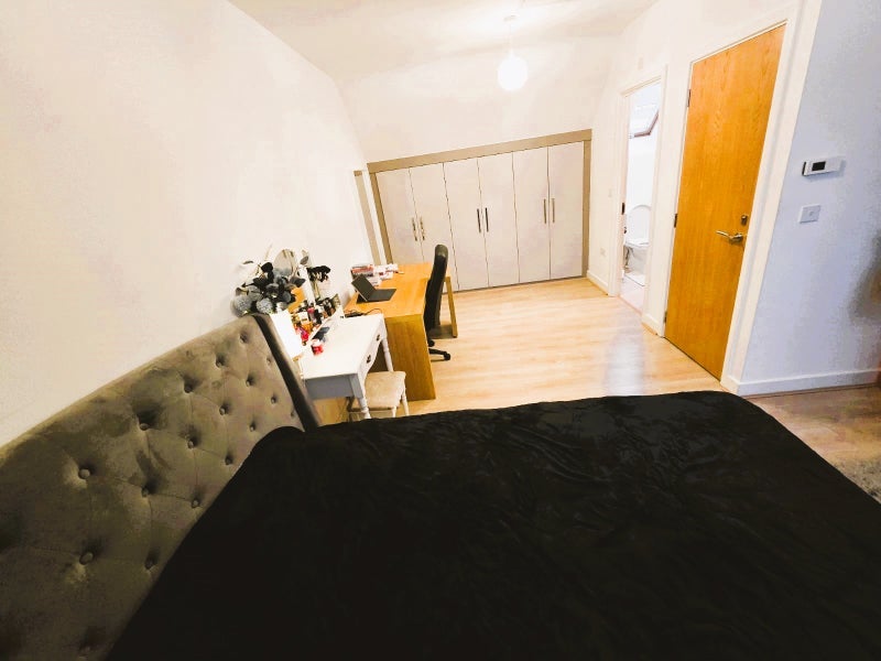 Room Cardwell Road in Leeds