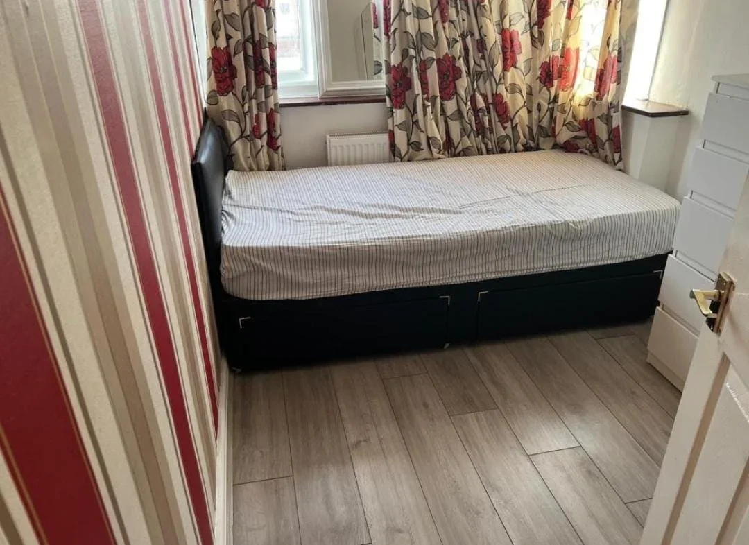 Room Beam Avenue in Greater London
