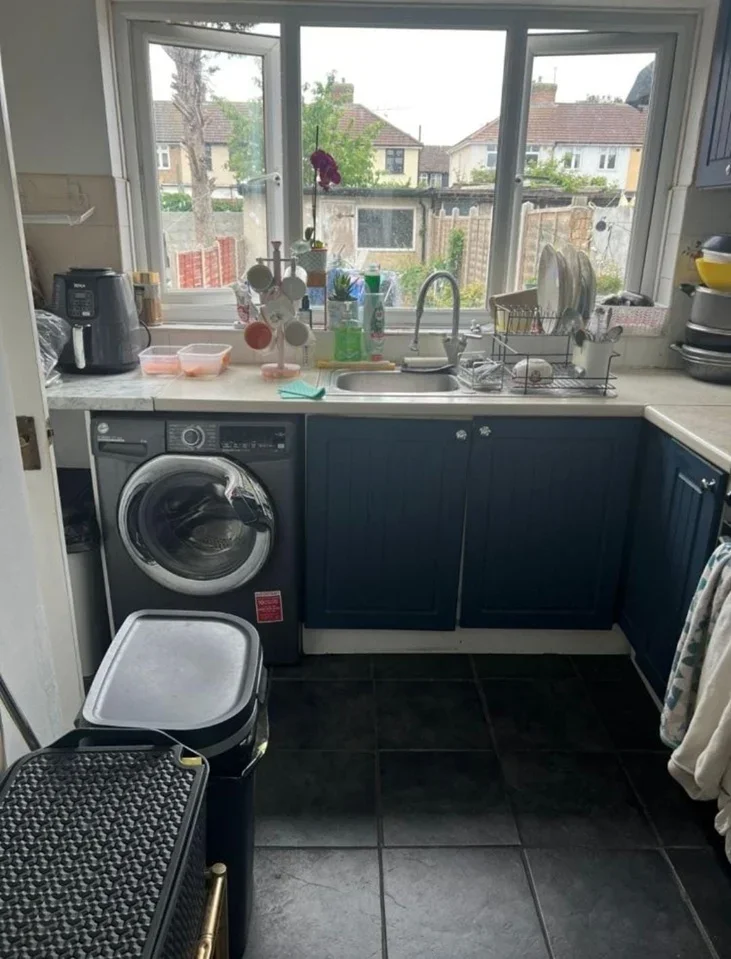 Room Beam Avenue in Greater London