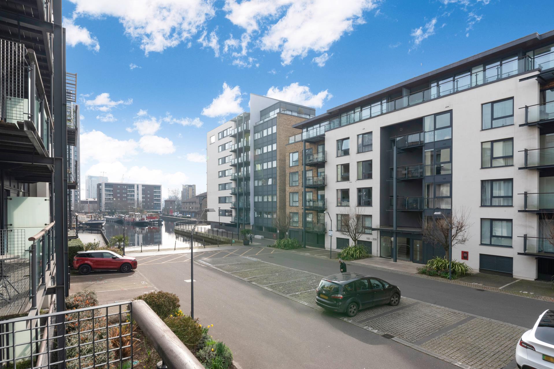 Flat Boardwalk Place in Greater London