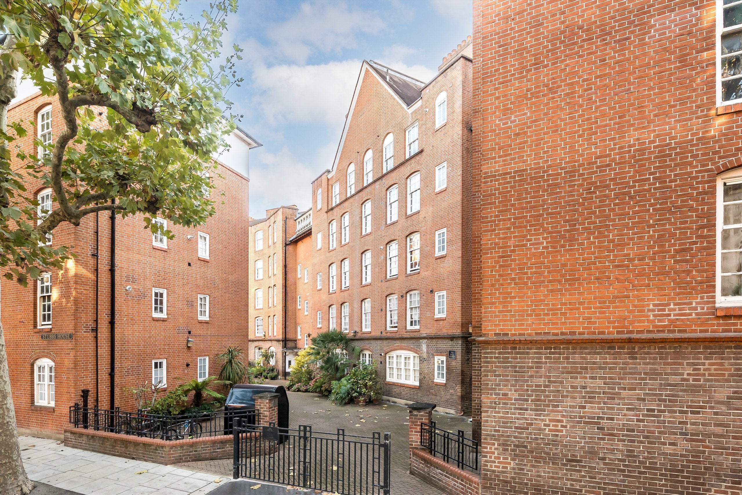 Flat Erasmus Street in City of Westminster