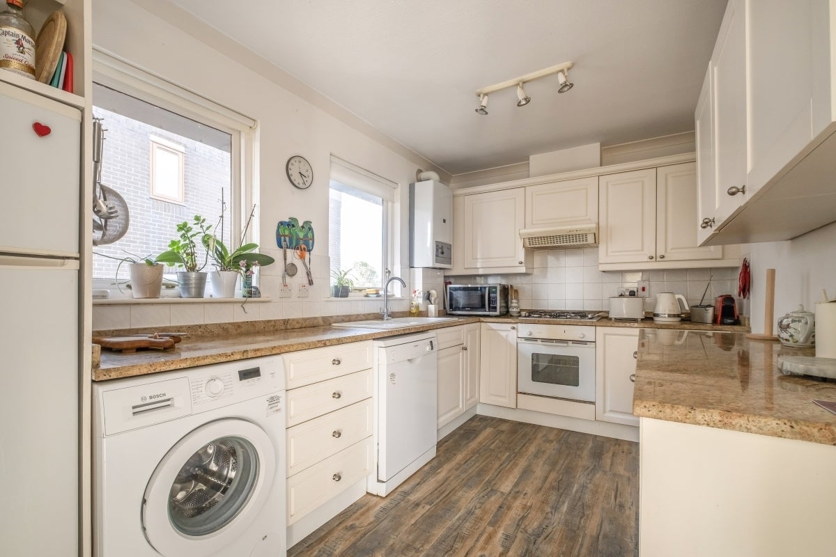 Flat Warwick Drive in Greater London