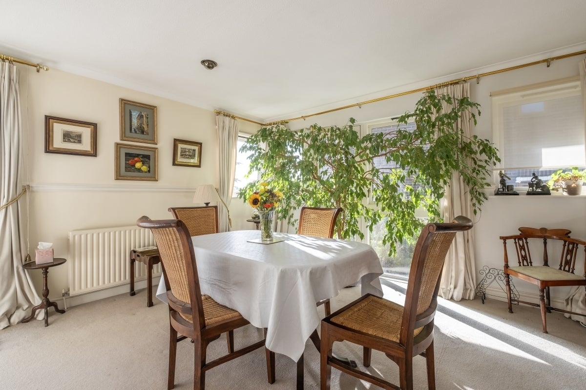 Flat Warwick Drive in Greater London