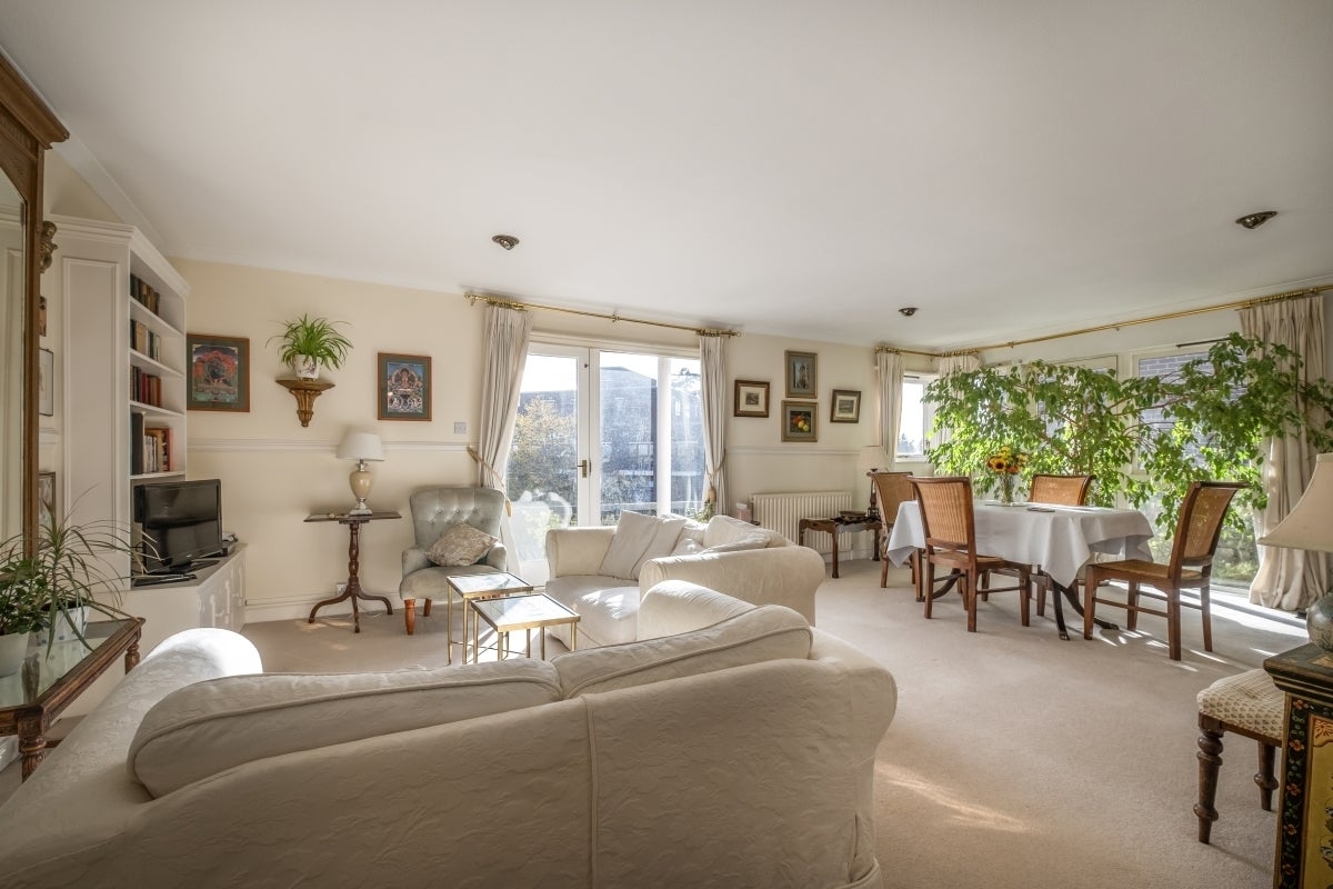 Flat Warwick Drive in Greater London