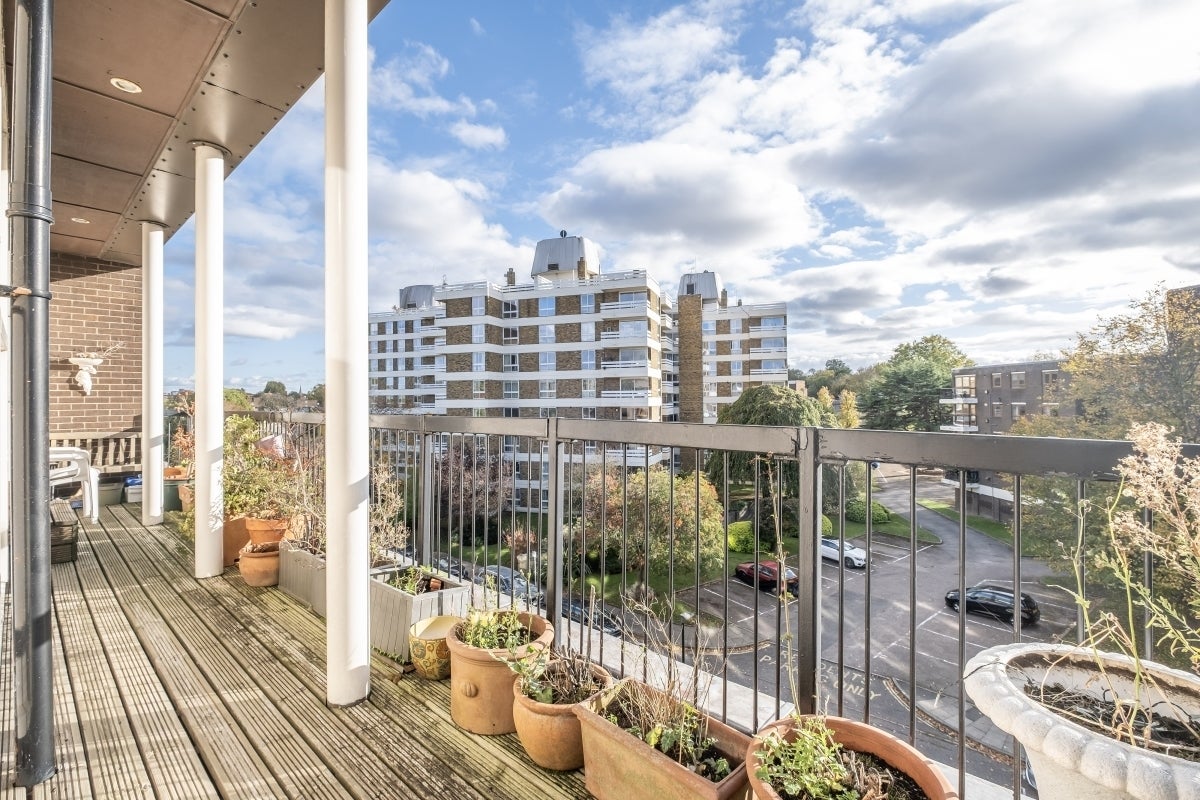 Flat Warwick Drive in Greater London
