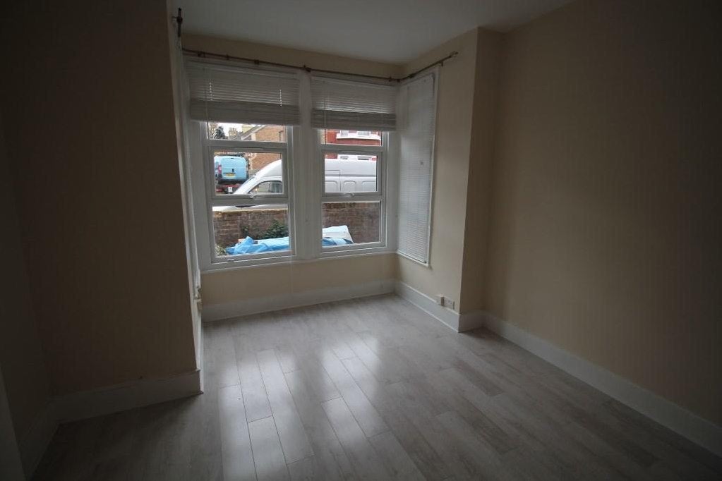 Flat Mount Pleasant Road in Greater London