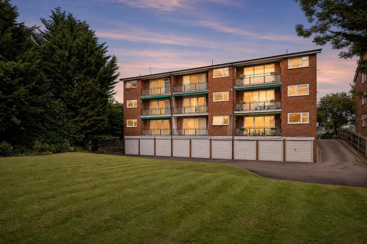 Flat Blenheim Road in Greater London