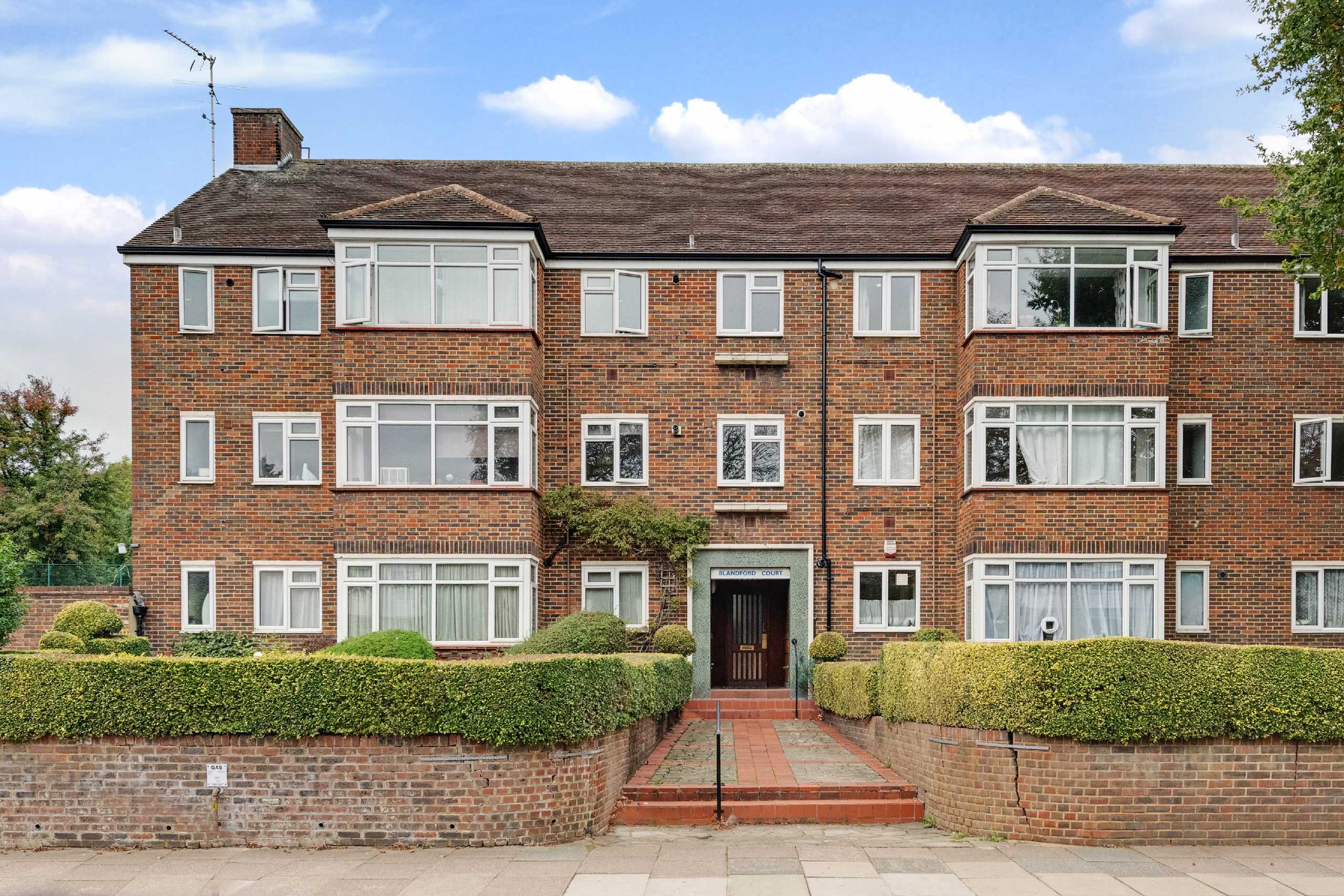 Flat Brondesbury Park in Greater London