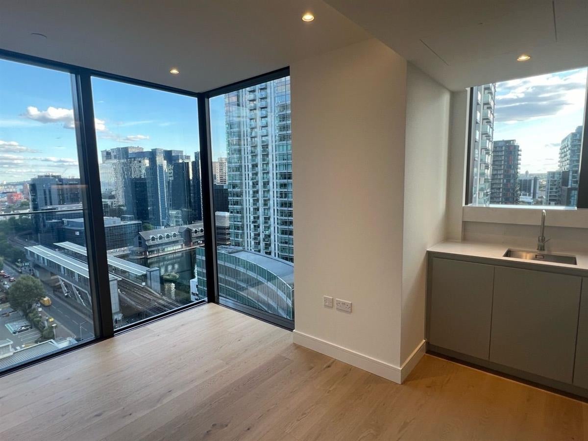 Flat South Quay Square in Greater London