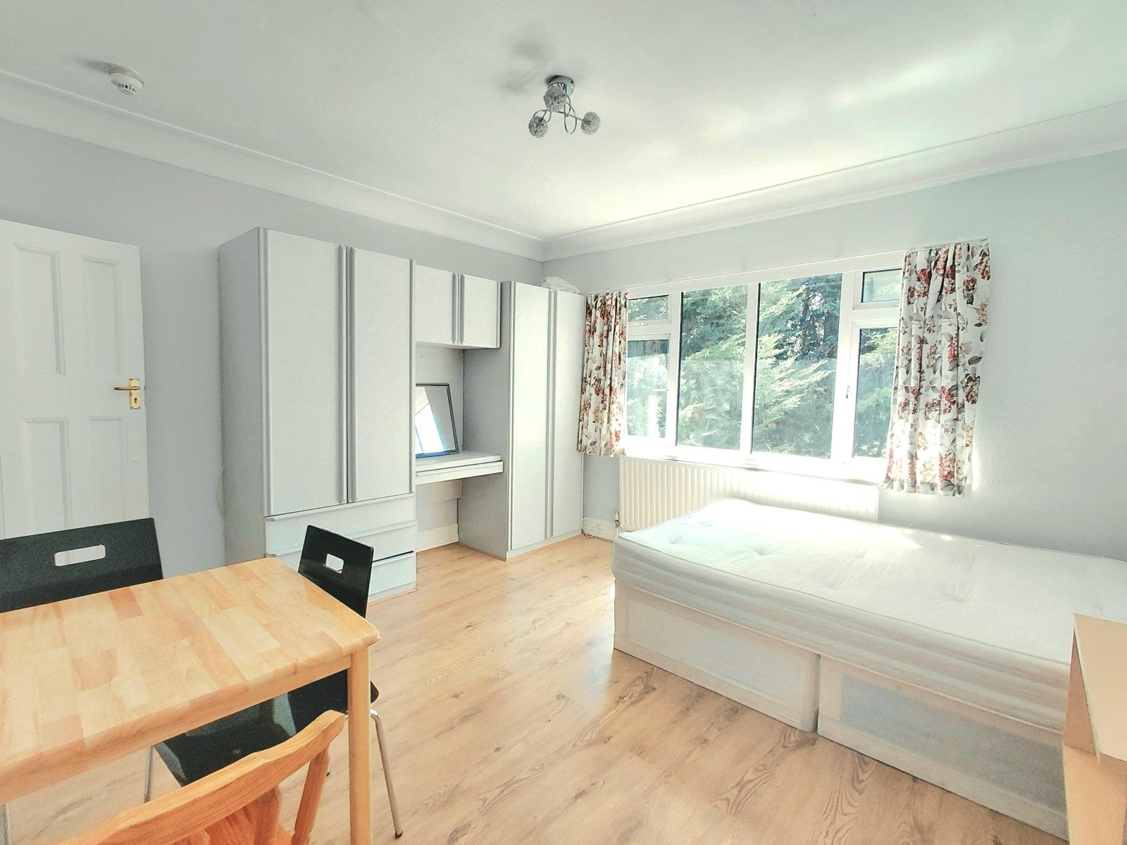 Flat Finchley Road in Greater London