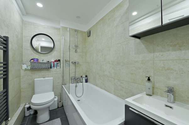 Flat Athlone Square in Windsor