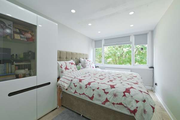Flat Athlone Square in Windsor