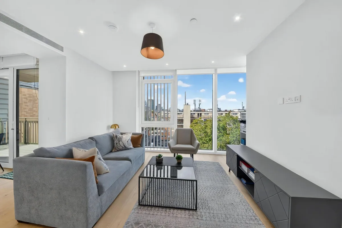 Flat Midland Road in Greater London
