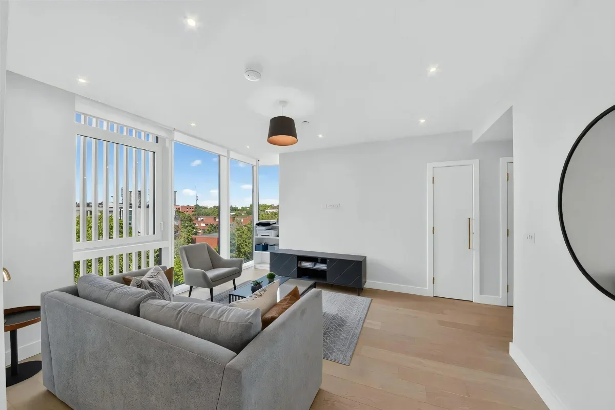 Flat Midland Road in Greater London