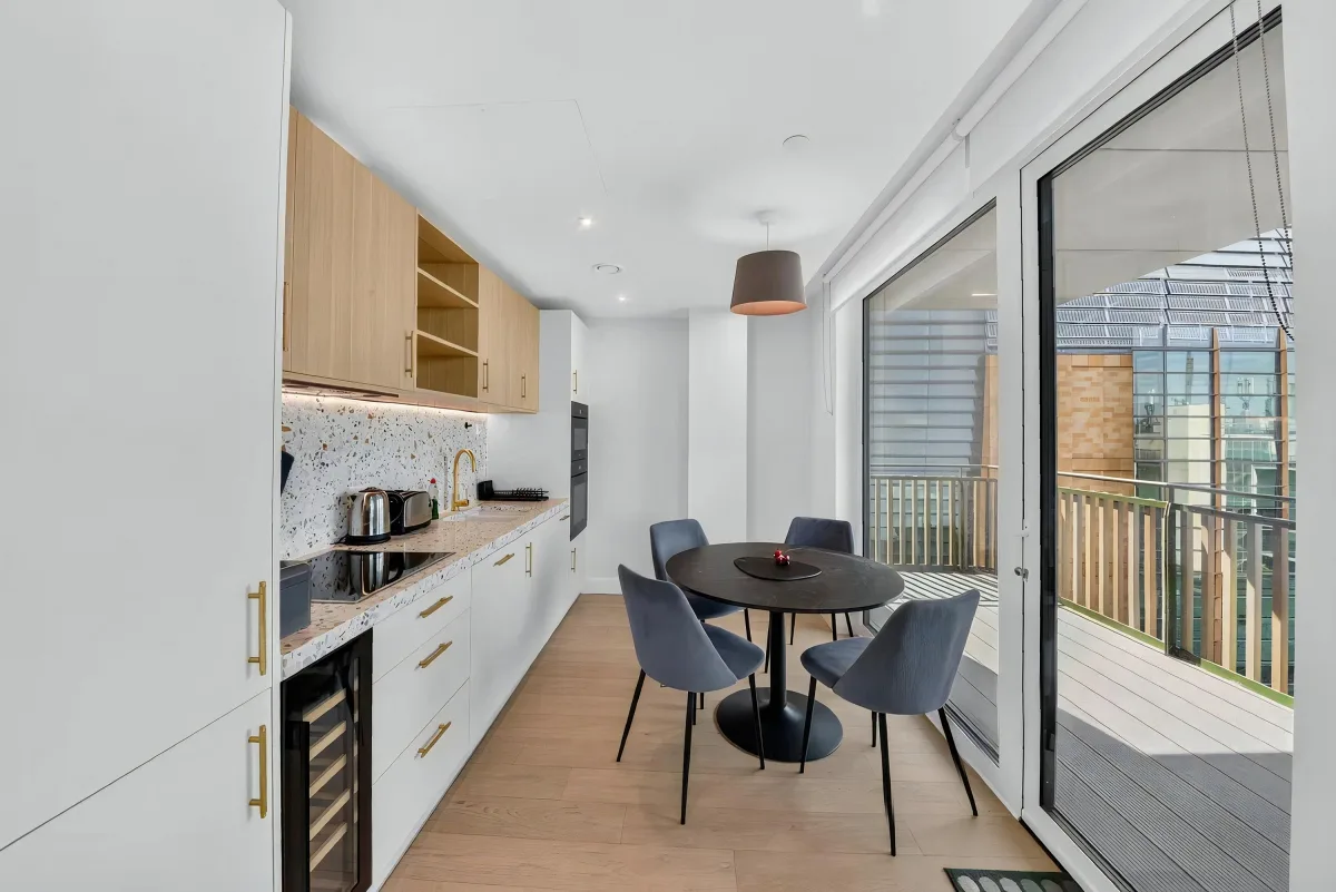 Flat Midland Road in Greater London