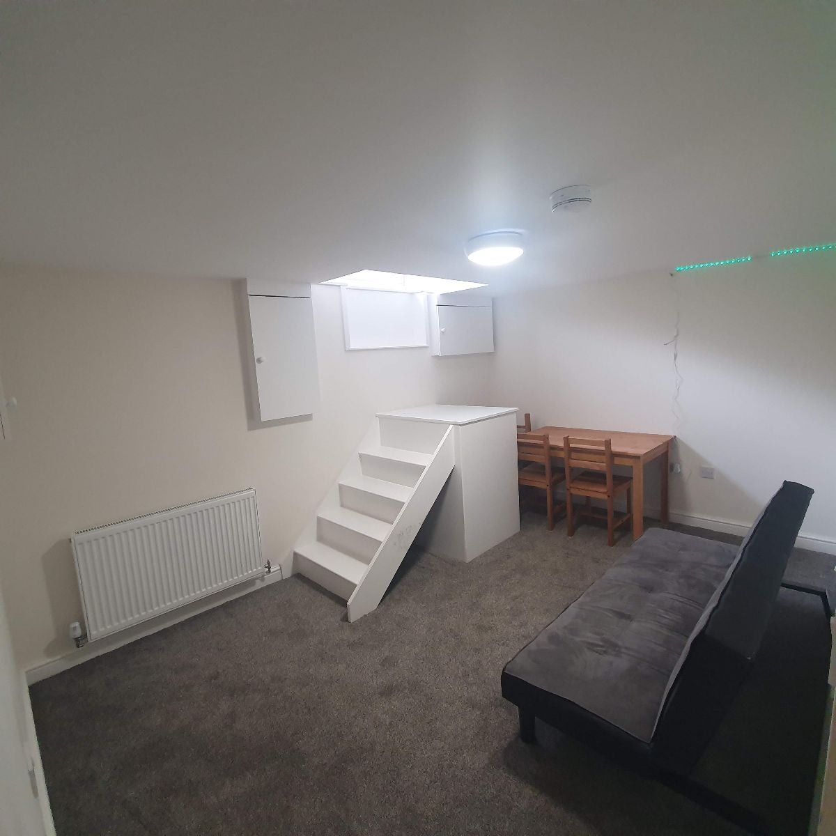 Room Alcombe Road in Northampton