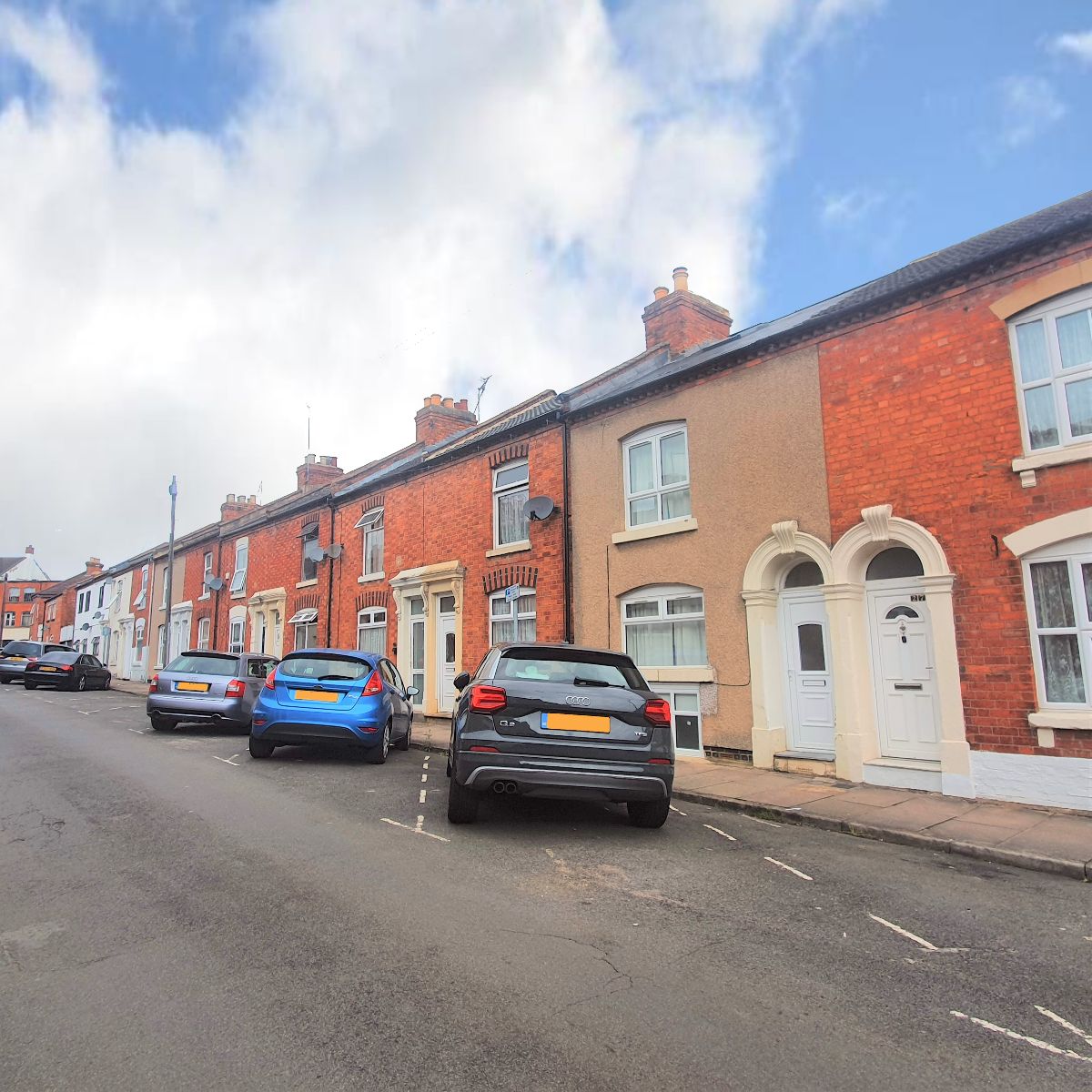 Room Alcombe Road in Northampton