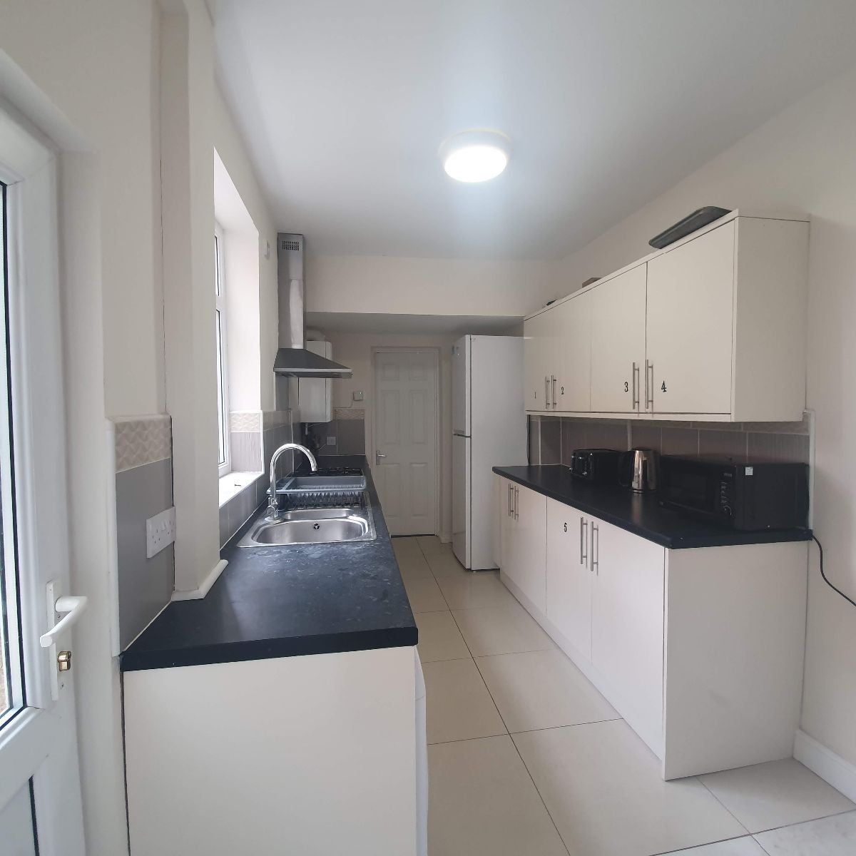 Room Alcombe Road in Northampton