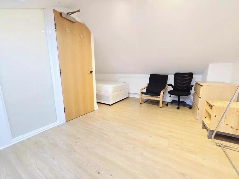 Room Luton Road in Greater London