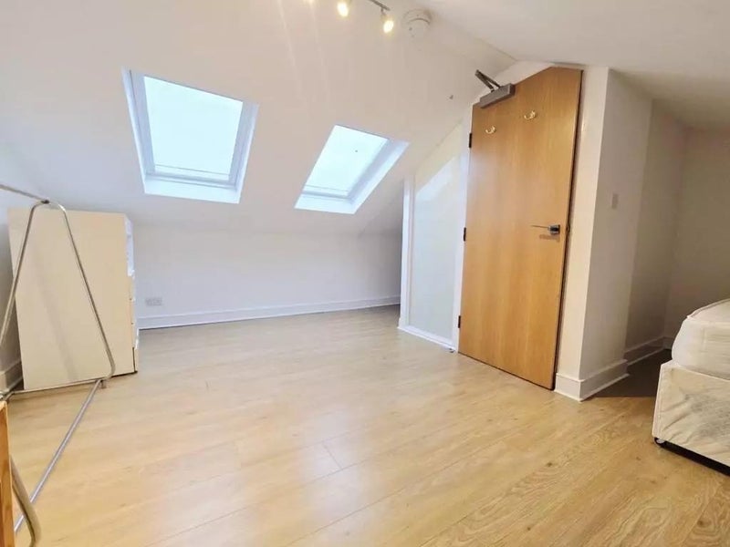 Room Luton Road in Greater London