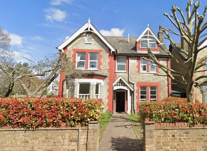 Flat Bedford Hill in Greater London