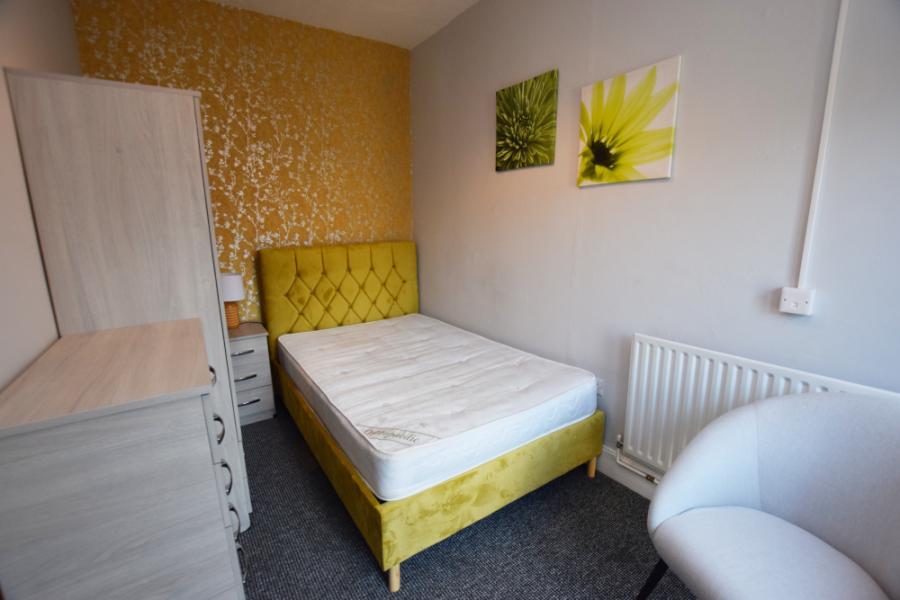 Room Denmark Road in Northampton