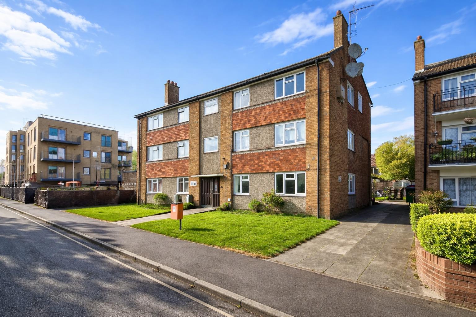 Flat Fern Grove in Greater London
