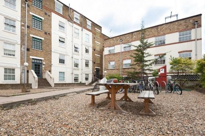 Flat Old Castle Street in Greater London