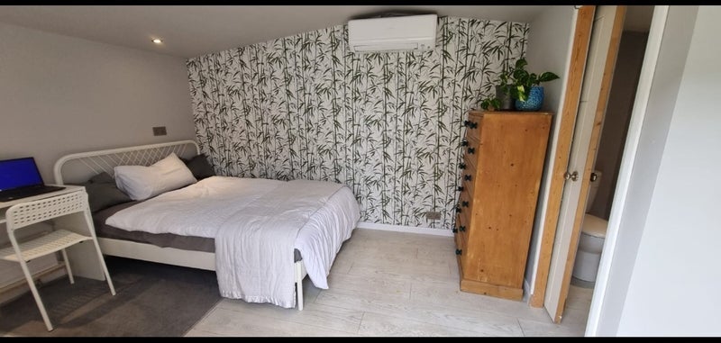 Room Clarendon Way in Greater London