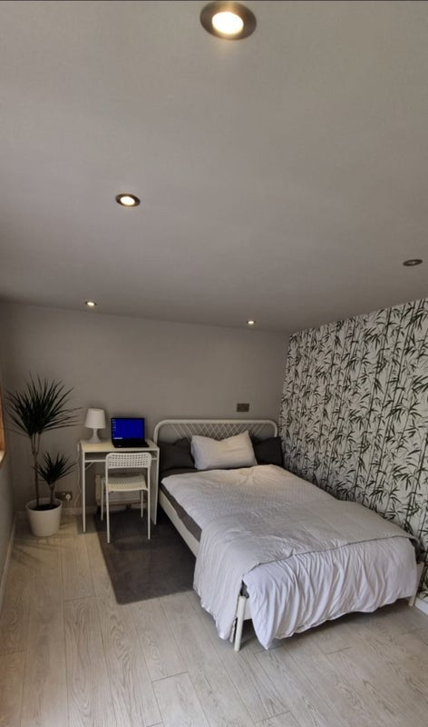 Room Clarendon Way in Greater London