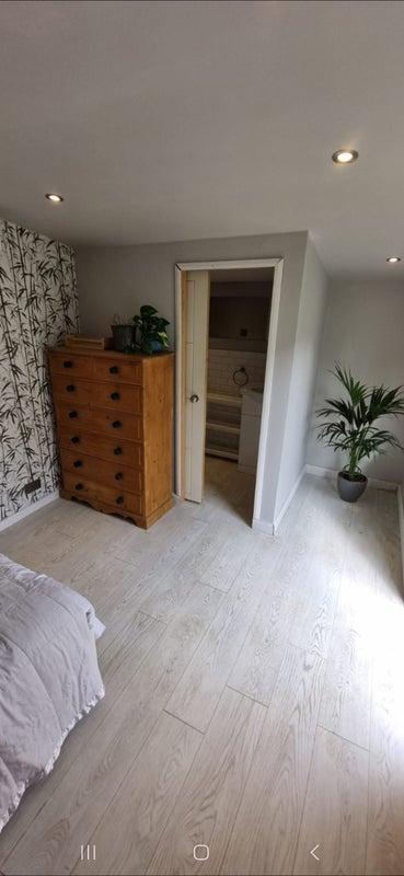 Room Clarendon Way in Greater London