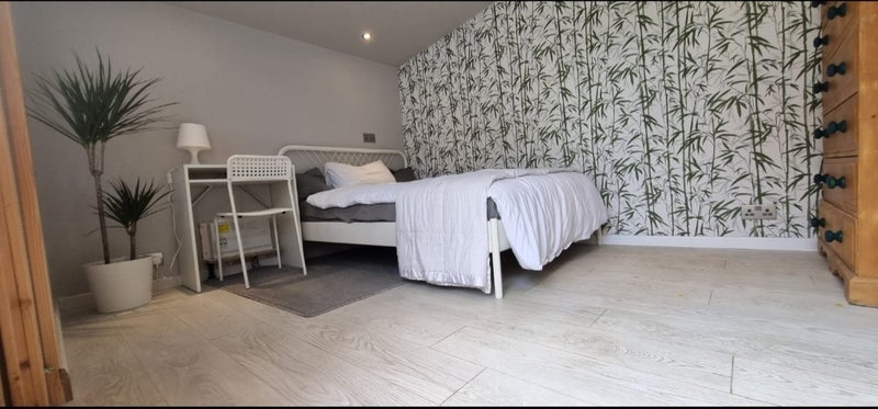 Room Clarendon Way in Greater London