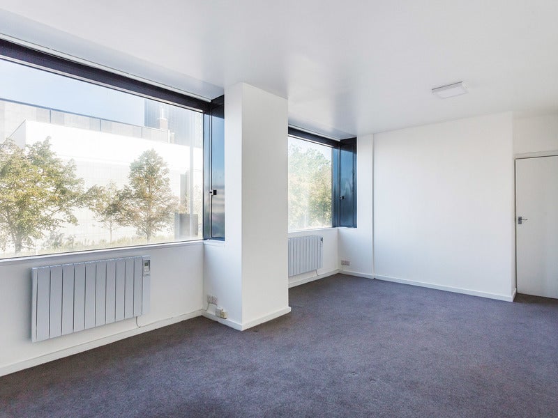 Flat Crispin Crescent in Greater London