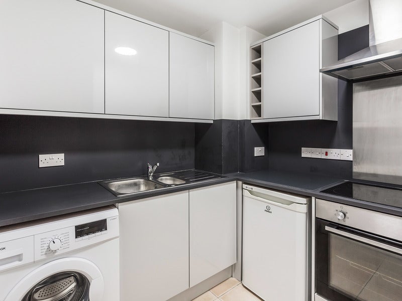 Flat Crispin Crescent in Greater London