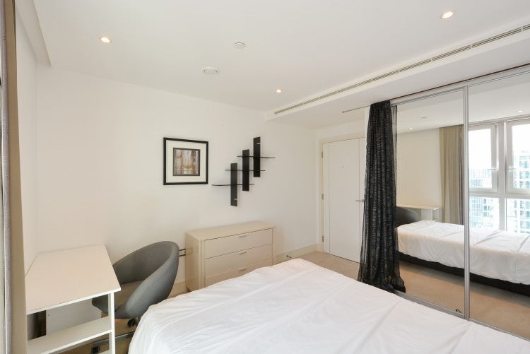 Flat Alie Street in Greater London