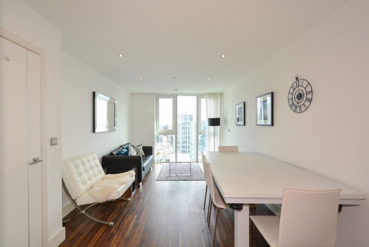 Flat Alie Street in Greater London