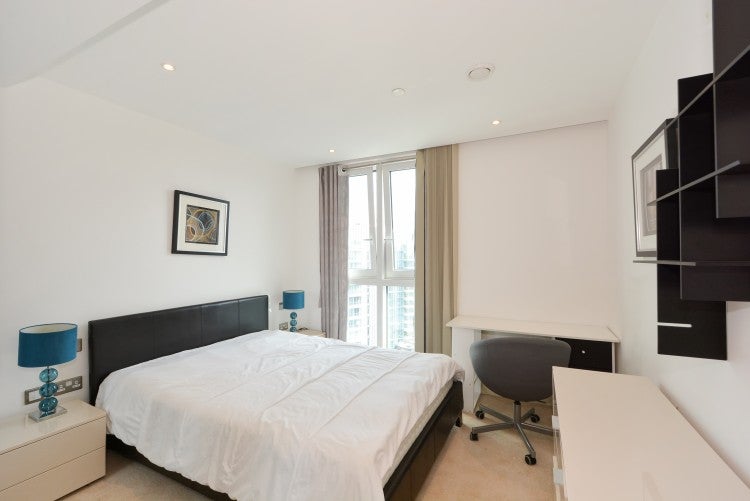 Flat Alie Street in Greater London