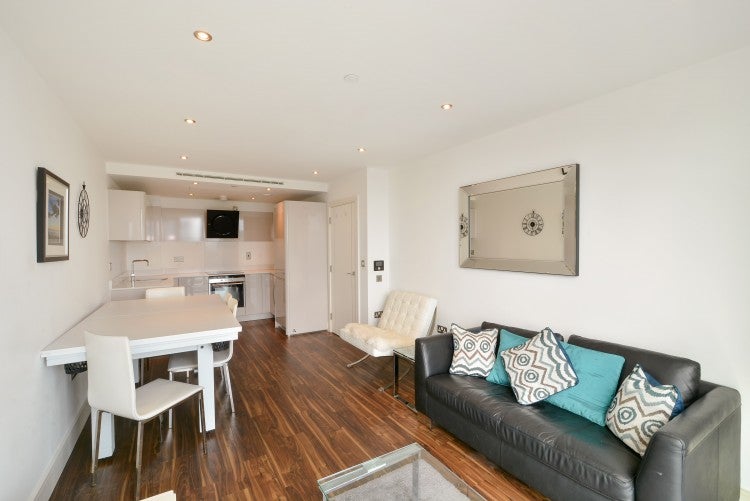 Flat Alie Street in Greater London