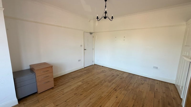 Room Reydon Avenue in Greater London