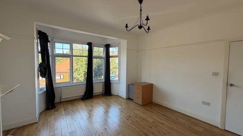 Room Reydon Avenue in Greater London