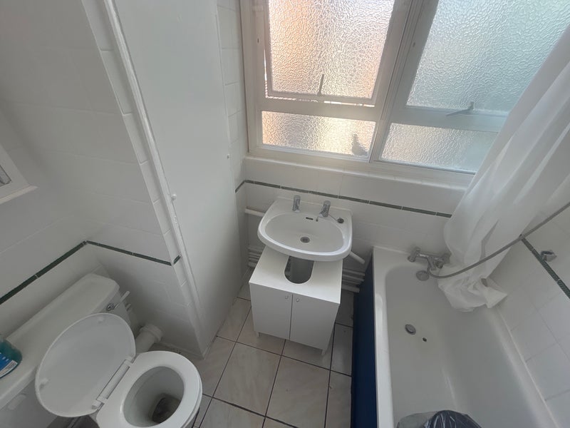 Room Keevil Drive in Greater London