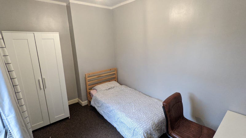 Room Daneshill Road in Leicester