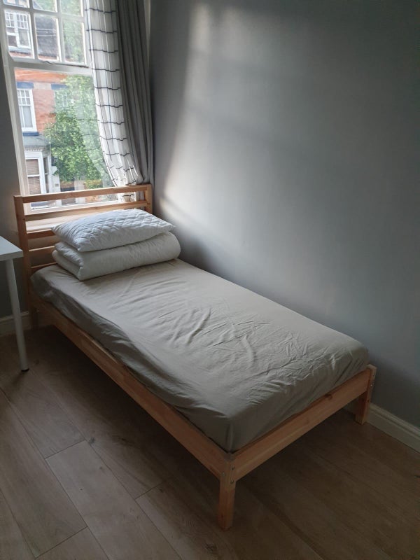 Room Daneshill Road in Leicester