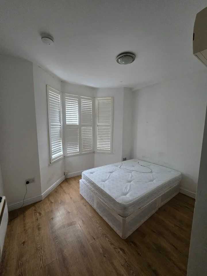 Flat Ashburnham Road in Greater London
