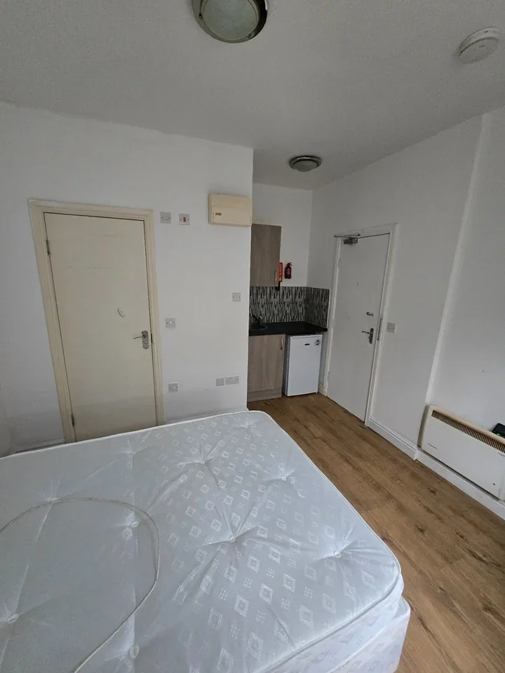 Flat Ashburnham Road in Greater London