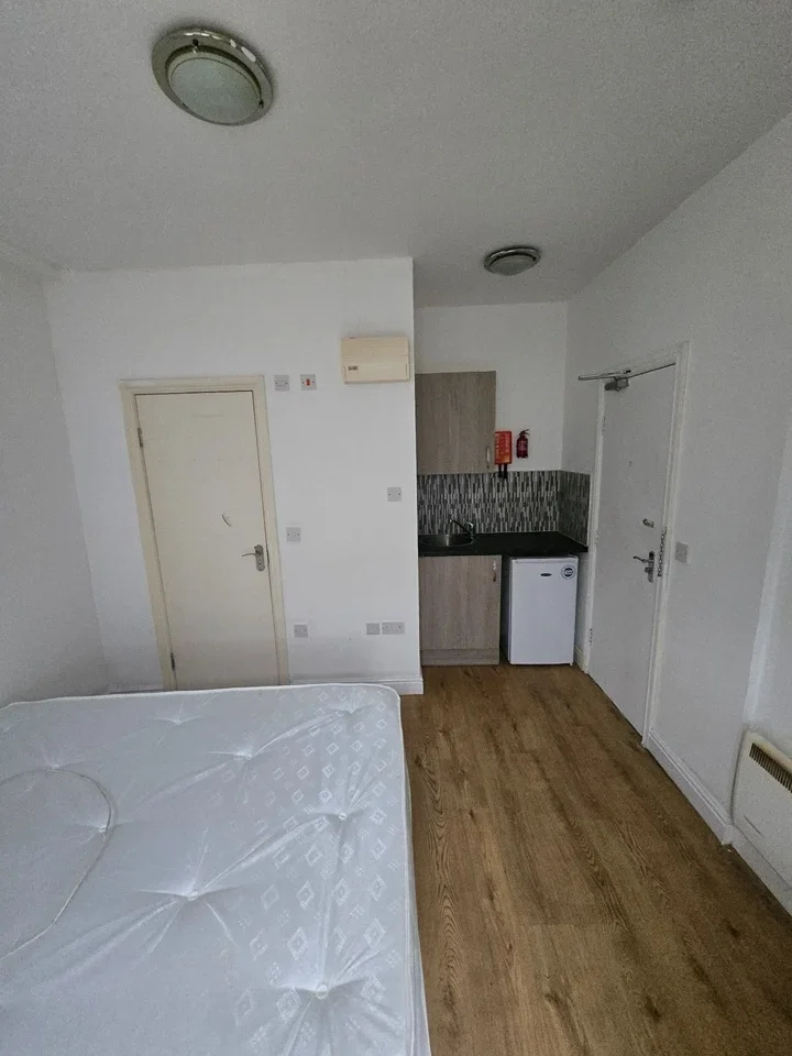 Flat Ashburnham Road in Greater London