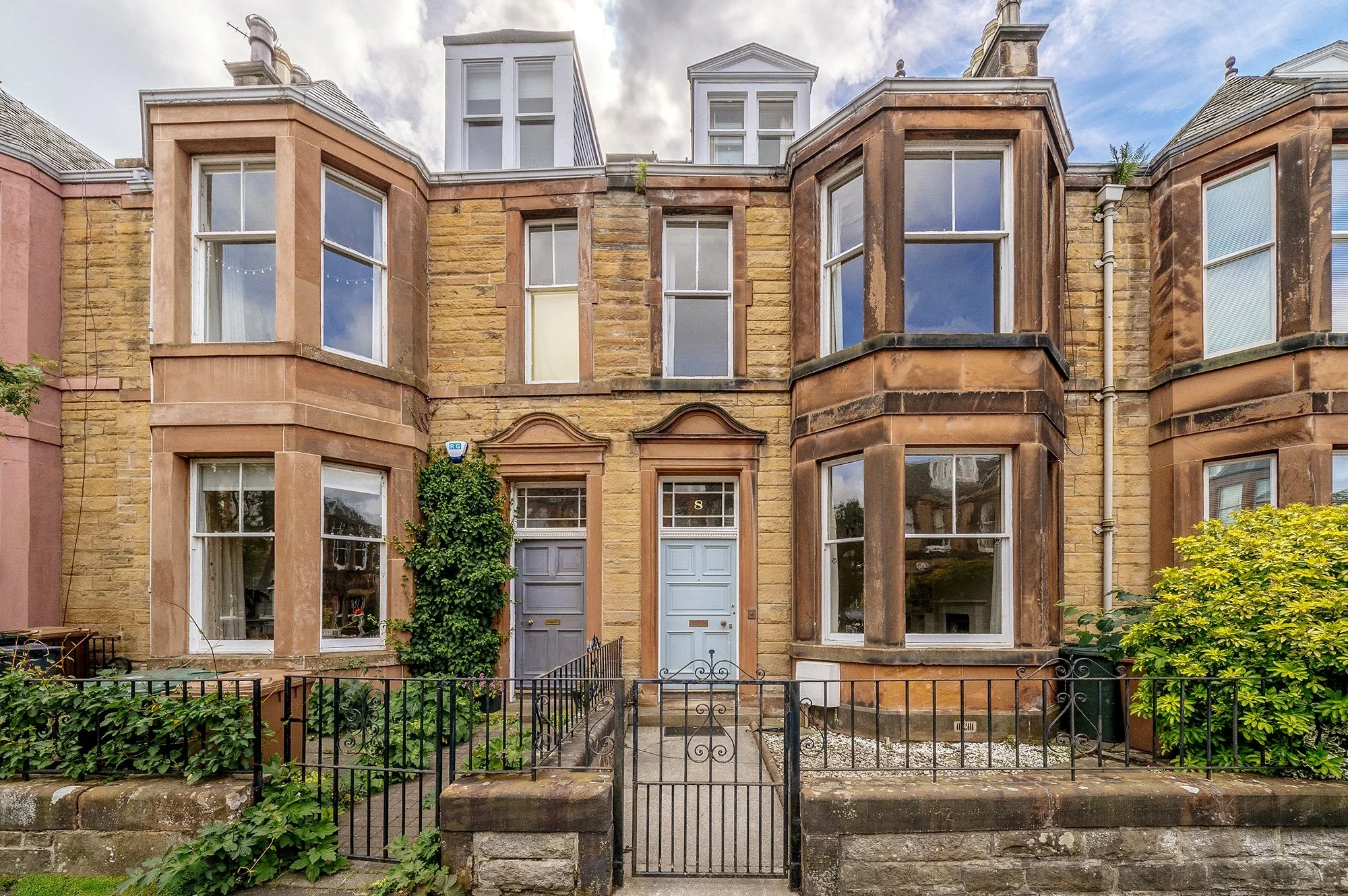 House Braidburn Crescent in City of Edinburgh
