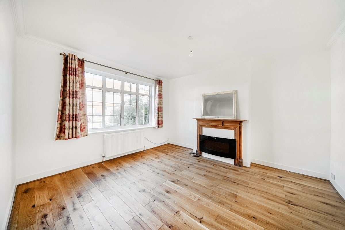 House Sylvan Avenue in Greater London