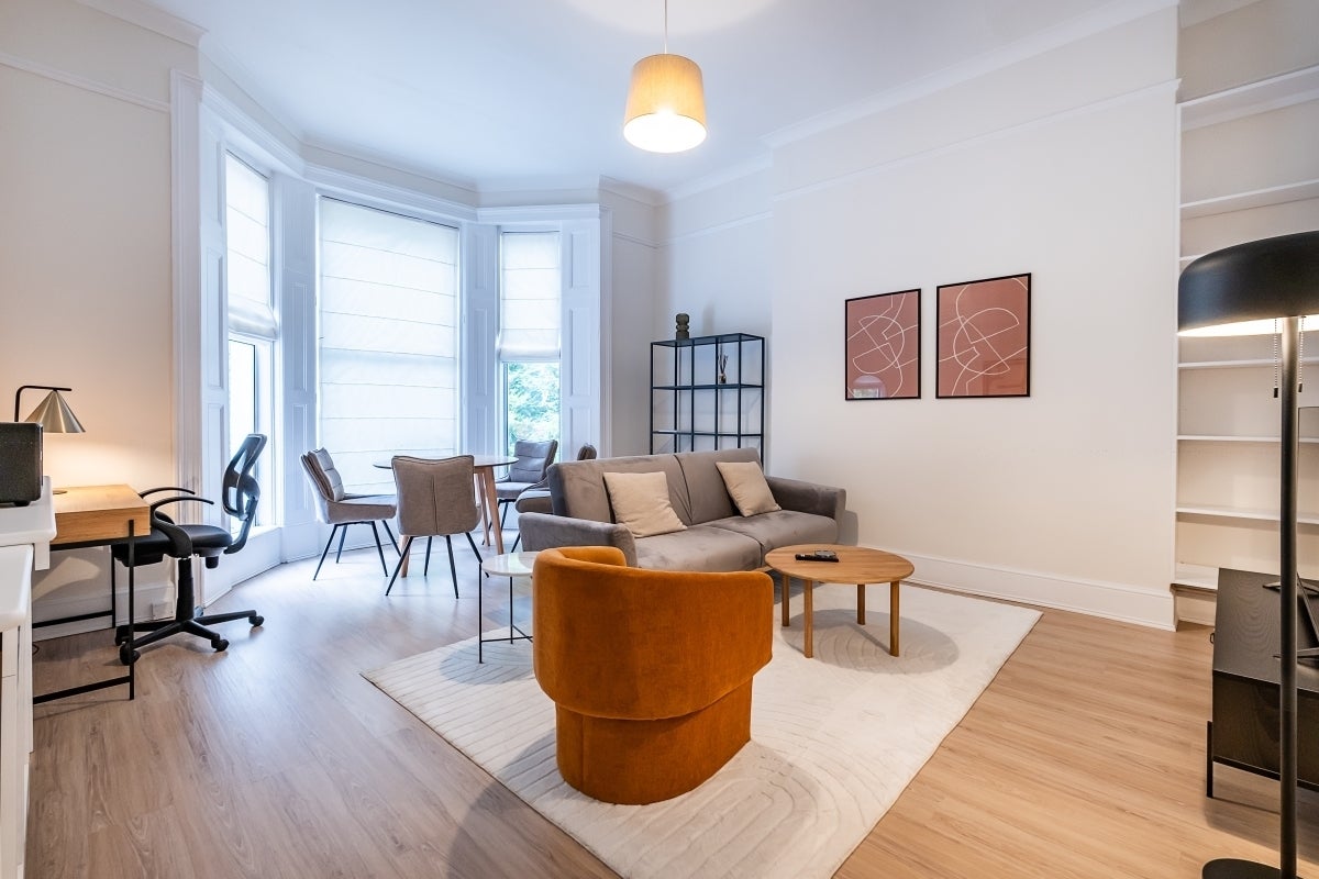 Flat Russell Road in Greater London